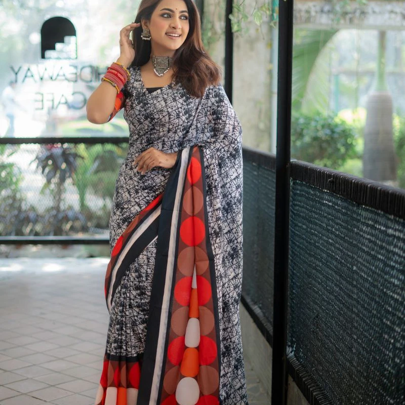 ইস্পাইন সিল্ক শাড়ীতে ডিজিটাল প্রিন্ট কাজ করা - Image 4