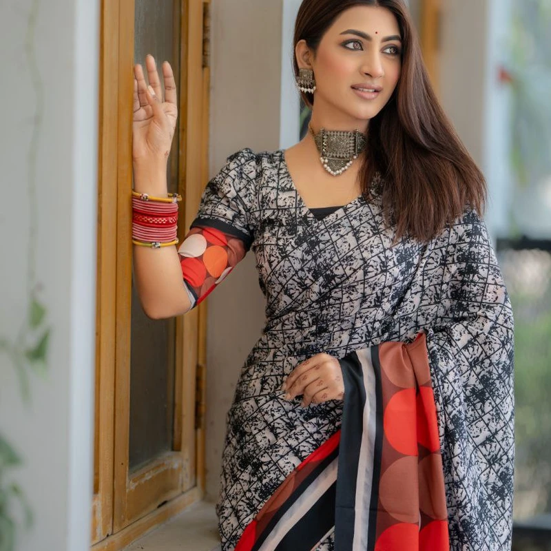 ইস্পাইন সিল্ক শাড়ীতে ডিজিটাল প্রিন্ট কাজ করা - Image 5
