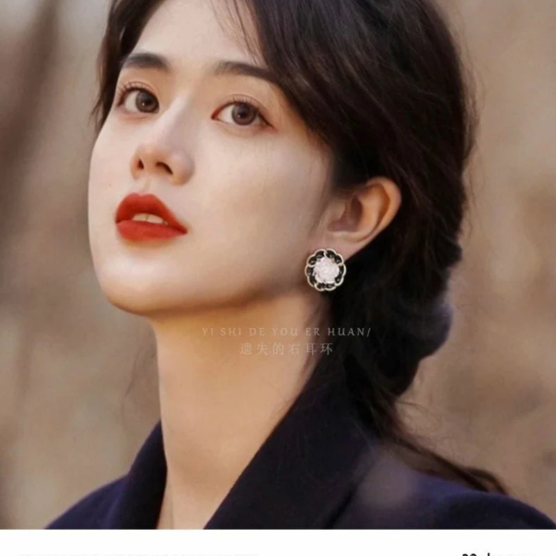 Black Chanel style earrings - Image 5