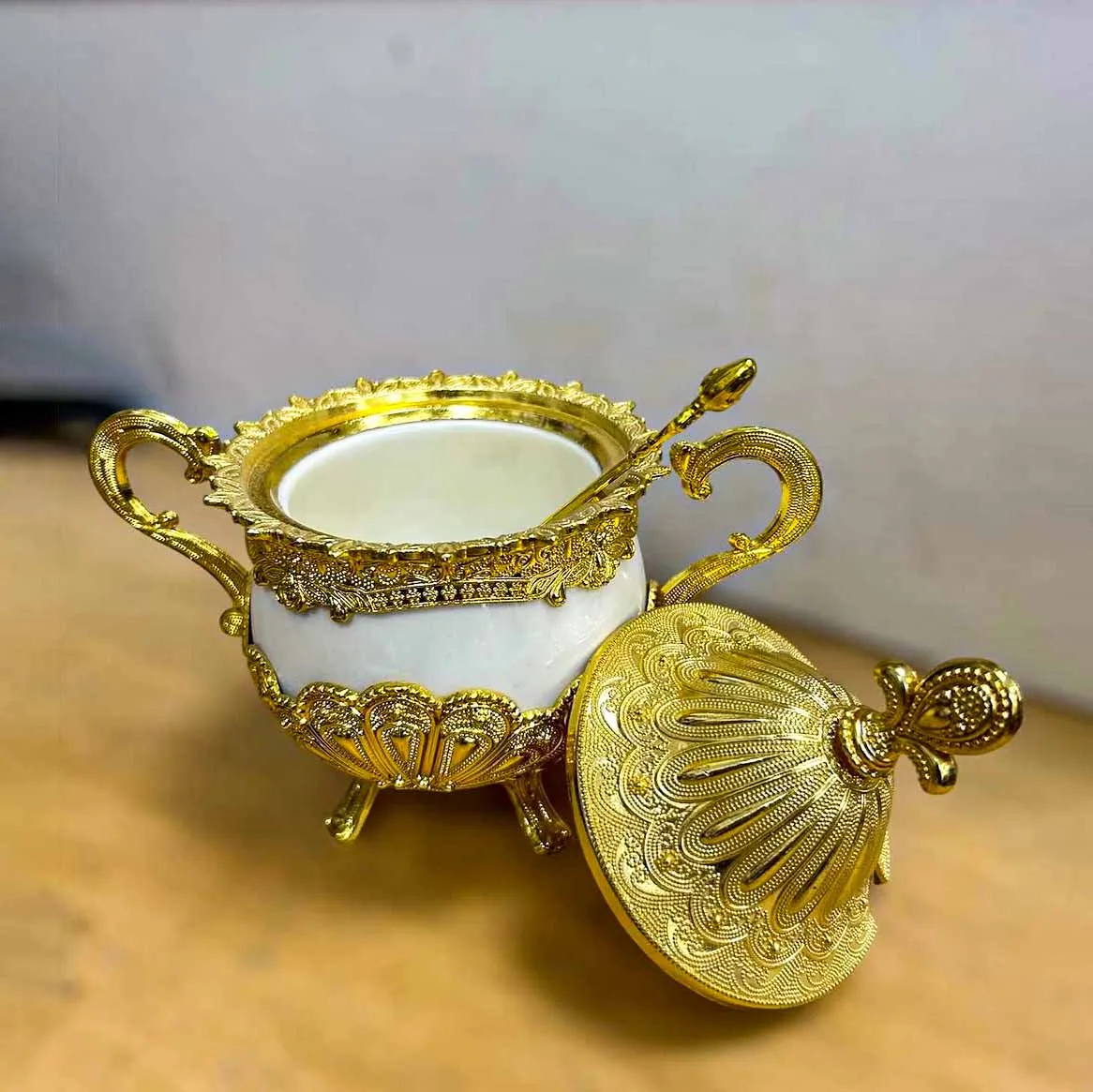 Golden Salt Pot 00950