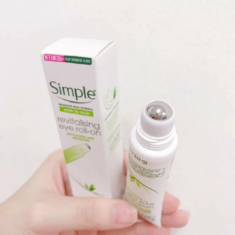 Simple Kind to Eyes Revitalizing Eye Roll-On (15ml) - Image 3