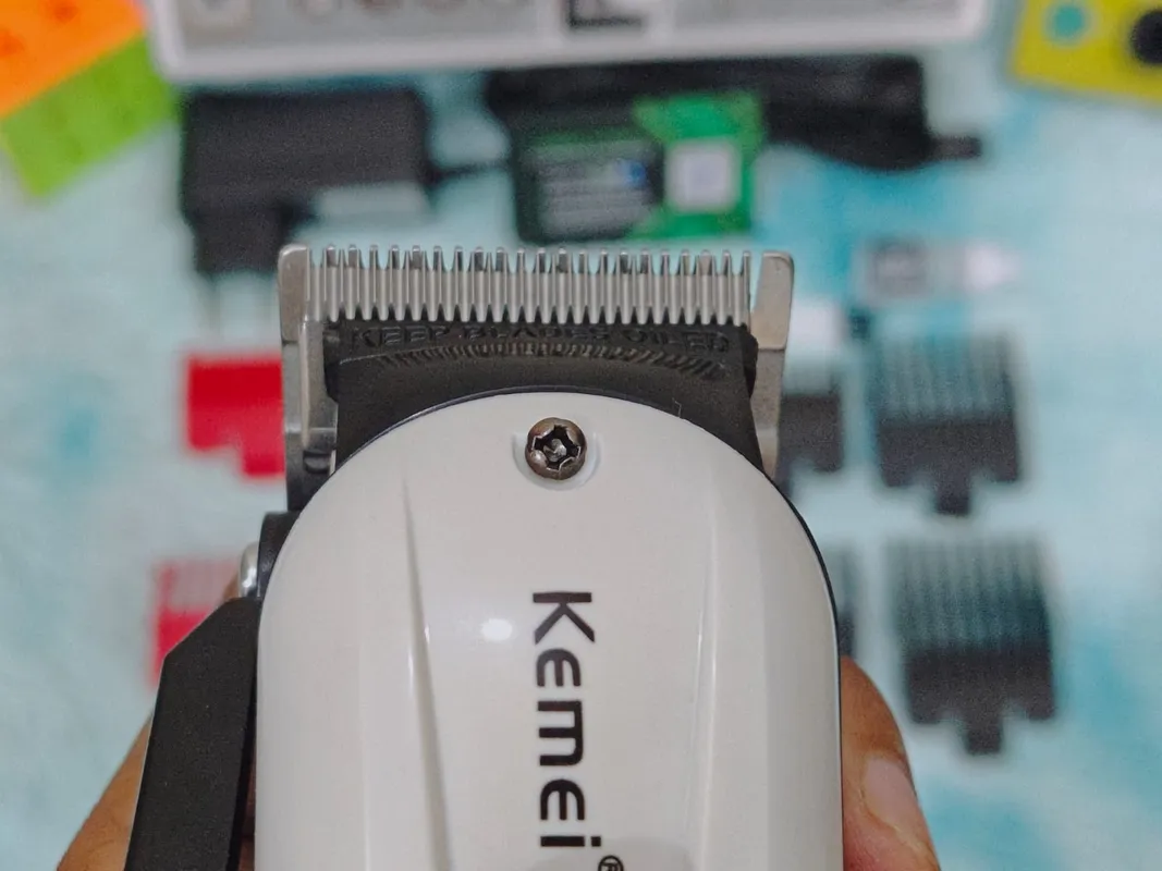 Kemei KM-2601 Professional Hair Clipper and Beard Trimmer for Men - Image 3