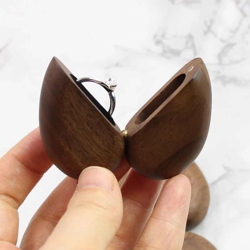 💖 Heart‑Shaped Wedding Ring Box – Elegant