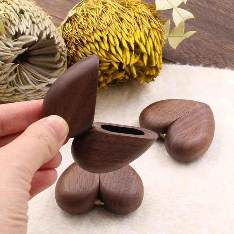 💖 Heart‑Shaped Wedding Ring Box – Elegant