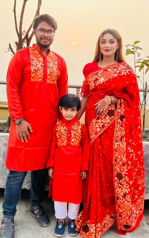 একসাথে ম্যাচিং লুকের ফ্যামিলি সেট