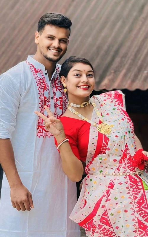 ভাইরাল ট্রেন্ডে থাকা শাড়ি পাঞ্জাবির কাপল ড্রেস