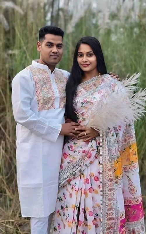 ভাইরাল ট্রেন্ডে থাকা শাড়ি পাঞ্জাবির কাপল ড্রেস