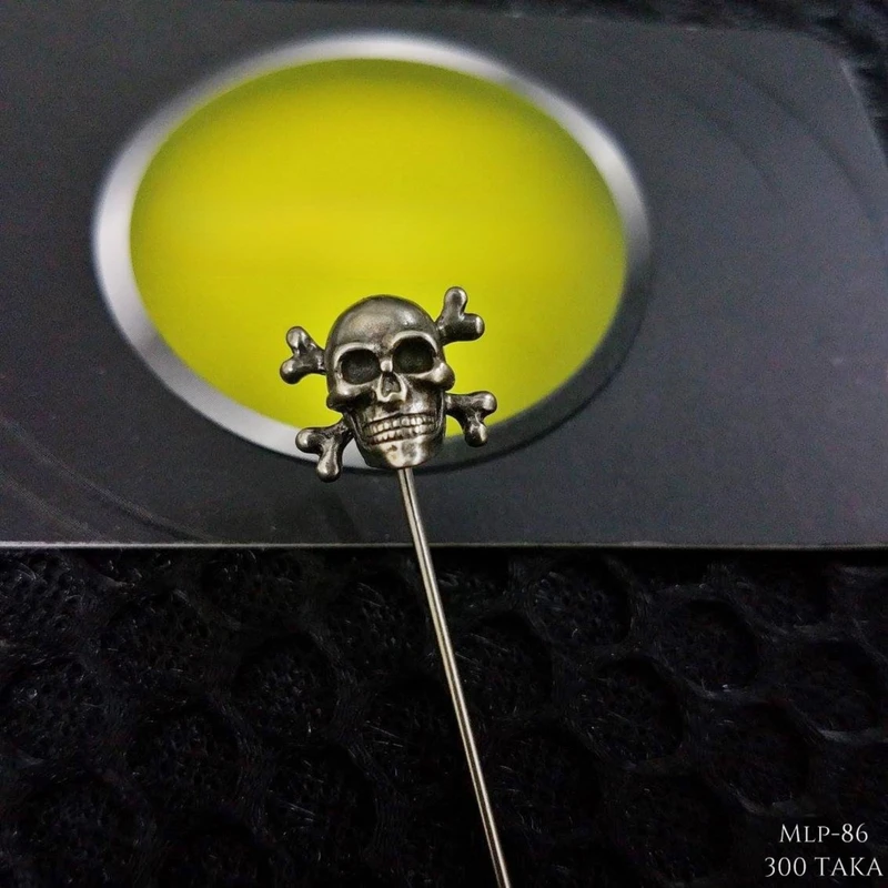 Antique Gold Skull Lapel Pin. MLP-82