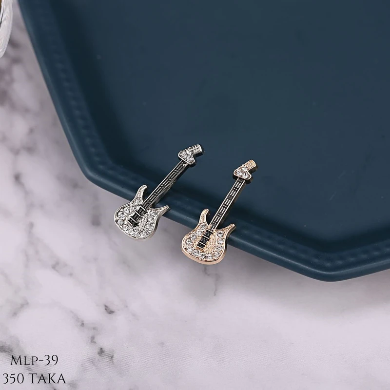 Guitar Shaped Metal Lapel Pin. MLP-39