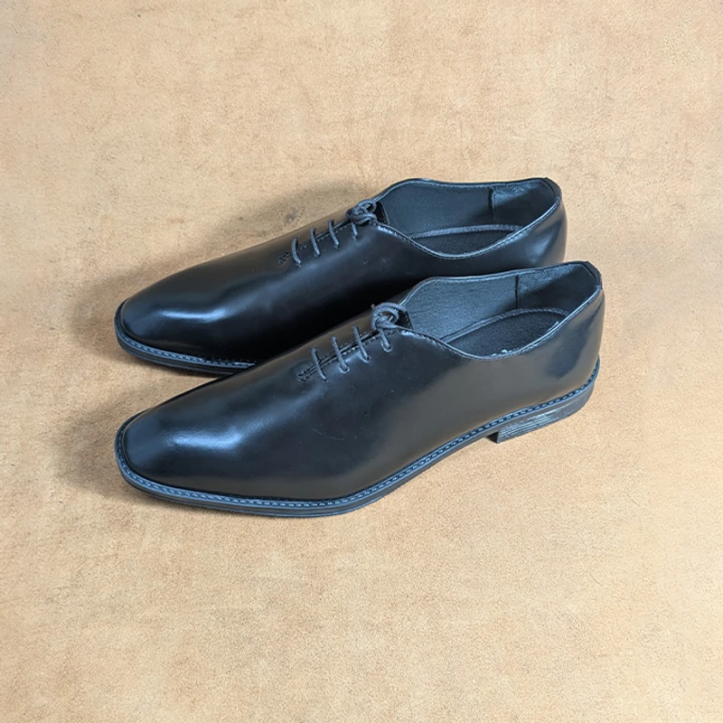 Classic Whole cut Shoe in black