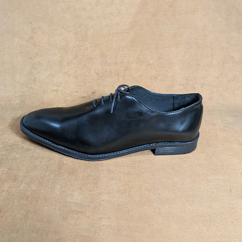 Classic Whole cut Shoe in black