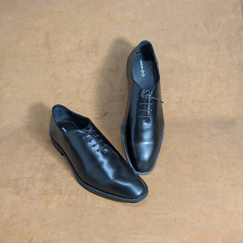 Classic Whole cut Shoe in black - Image 3