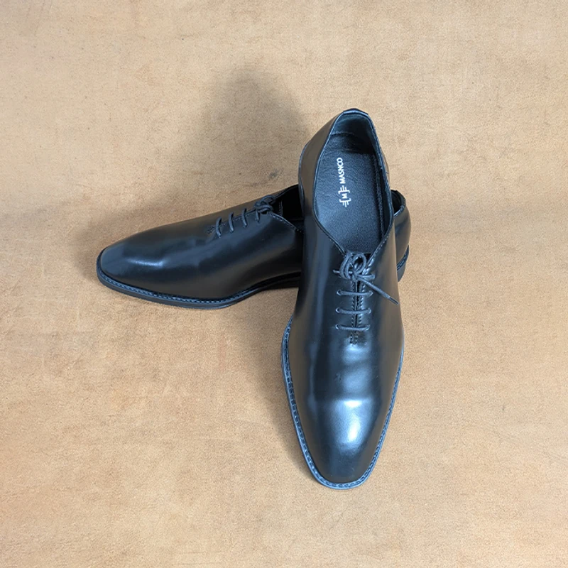 Classic Whole cut Shoe in black - Image 4
