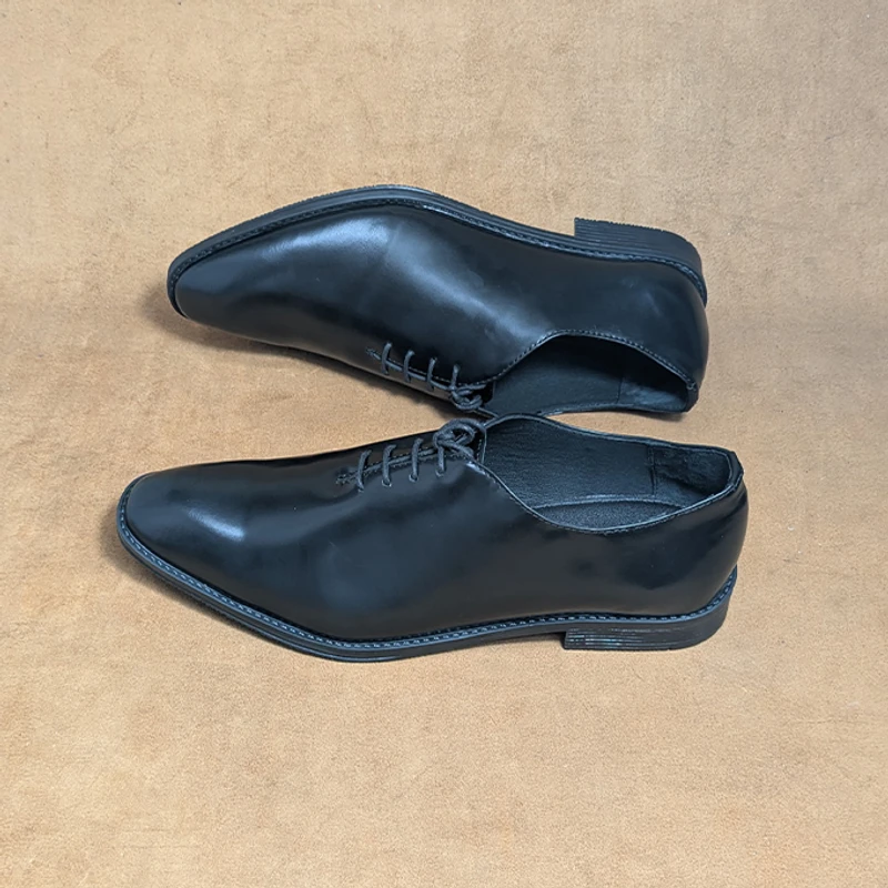 Classic Whole cut Shoe in black - Image 5