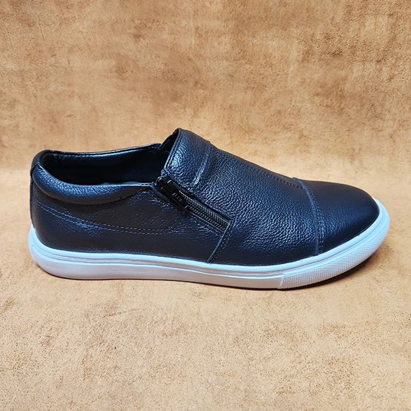 Lightweight 100% Leather Sneaker in Black