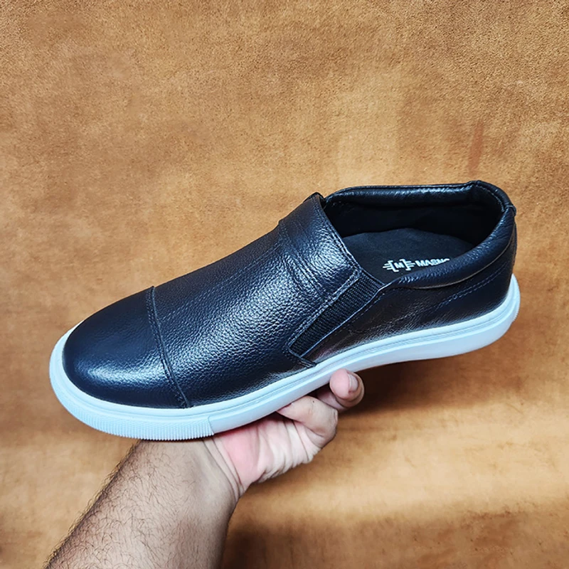 Lightweight 100% Leather Sneaker in Black - Image 5