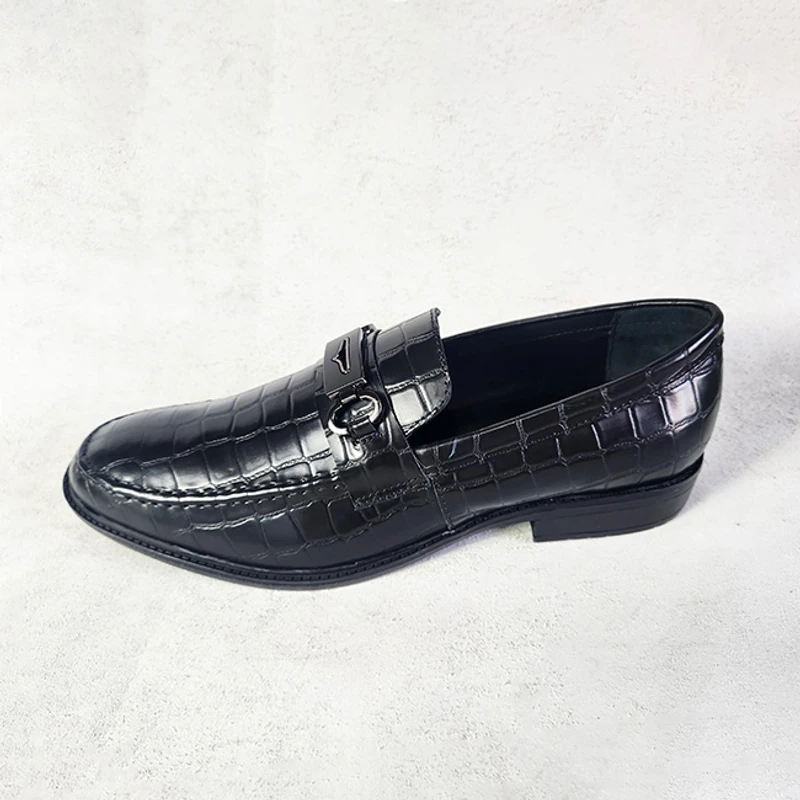 Comfortable Leather Loafer In Black Crocodile Print