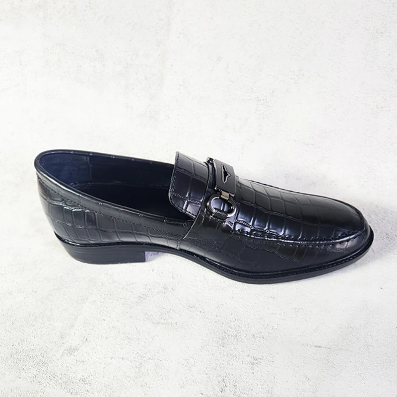 Comfortable Leather Loafer In Black Crocodile Print - Image 3