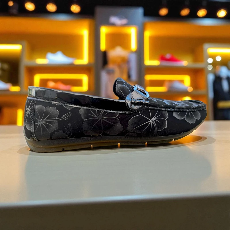 221 🌺 Stylish Floral Black Loafer – Modern & Elegant