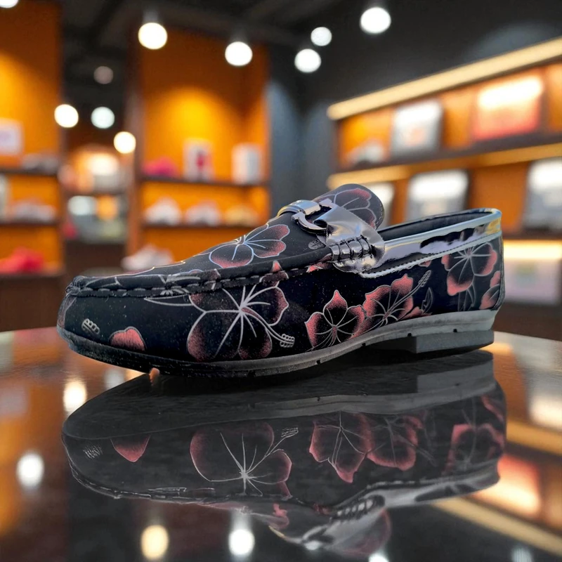 221 -Red floral print এর সাথে classy black base – এই loafer একসাথে আনবে elegance & trendy vibe। - Image 5
