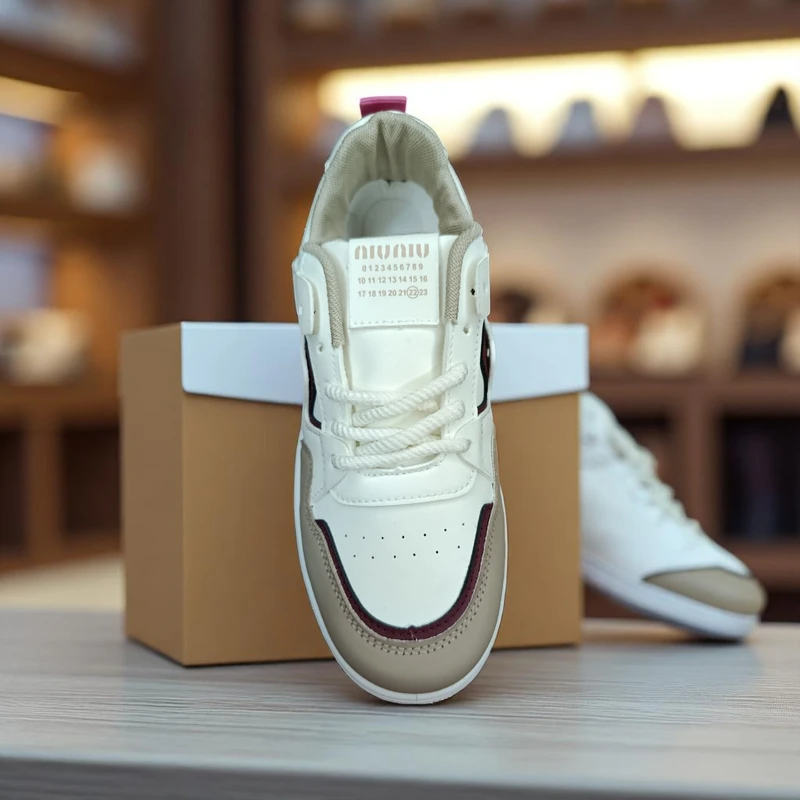 214 - White Sneakers with Beige and Maroon Accent—Trendy and Casual Look - Image 3