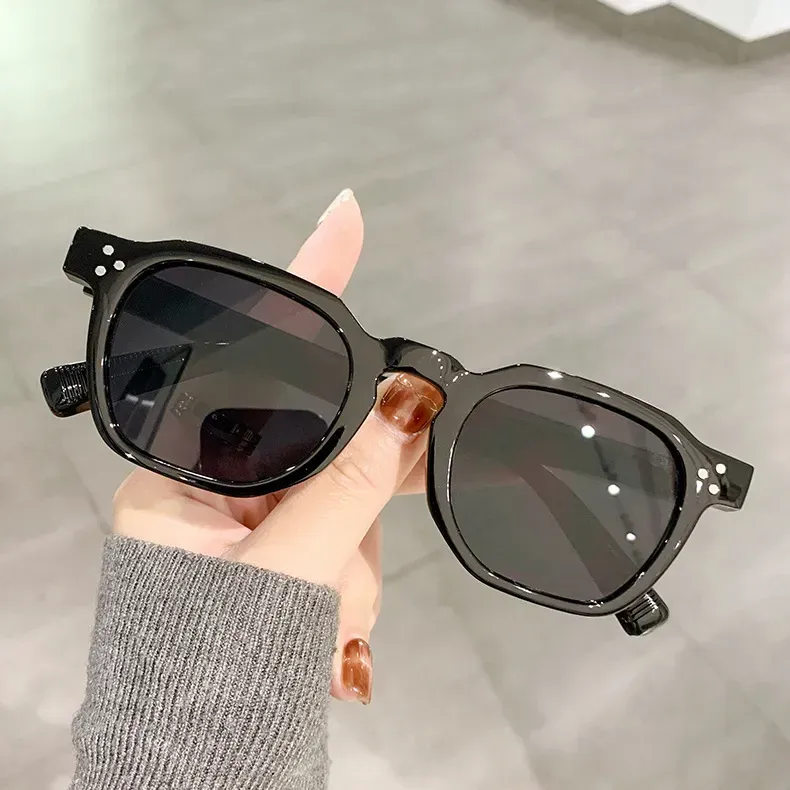 Retro Gradient Classic Square  Sunglass - Image 6