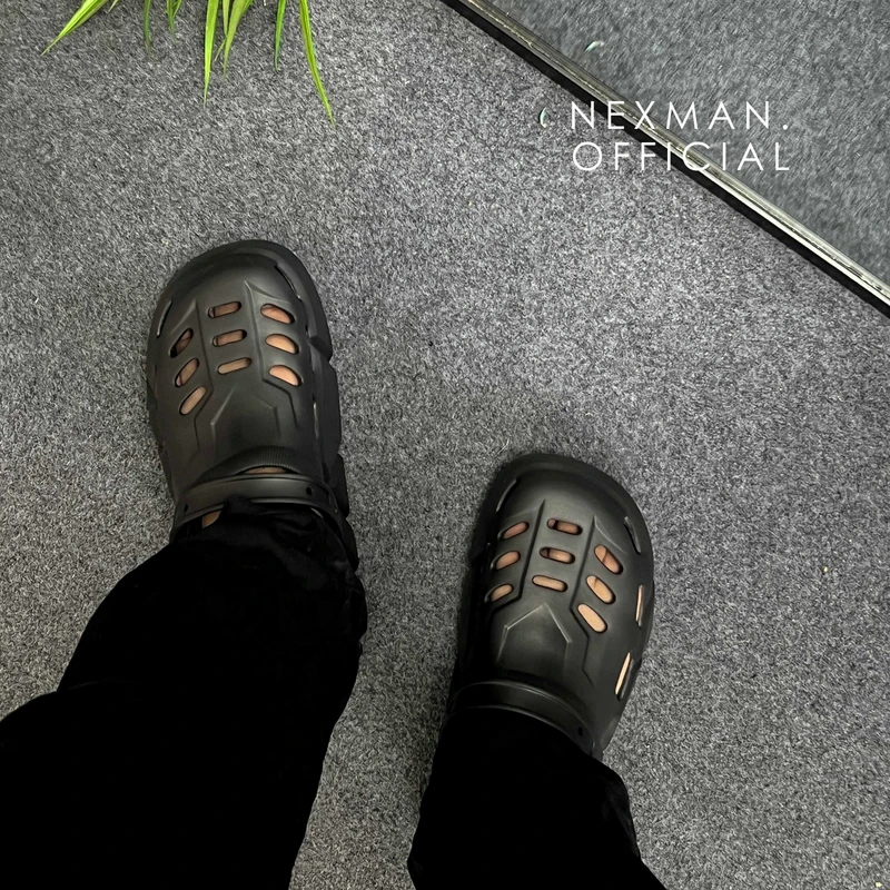 CK46 BLACK CLOGS