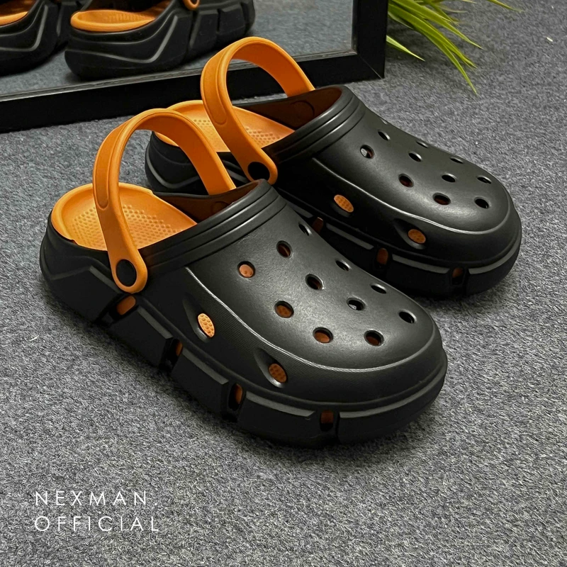 CK11 BLACK CLOGS