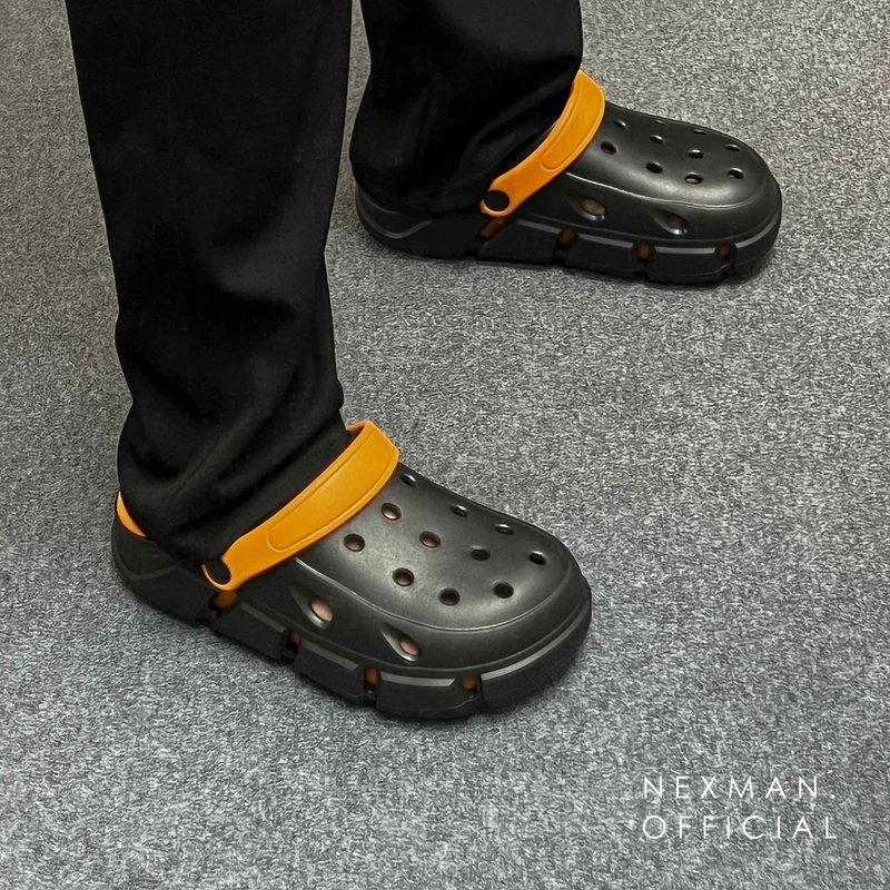 CK11 BLACK CLOGS
