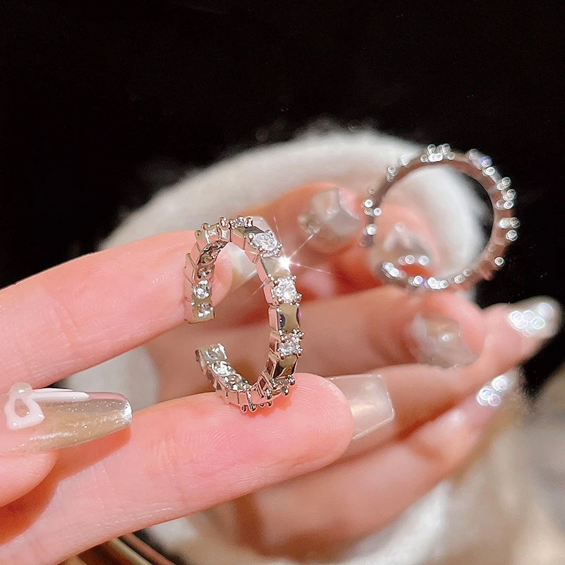 Sophisticated round crystal ring