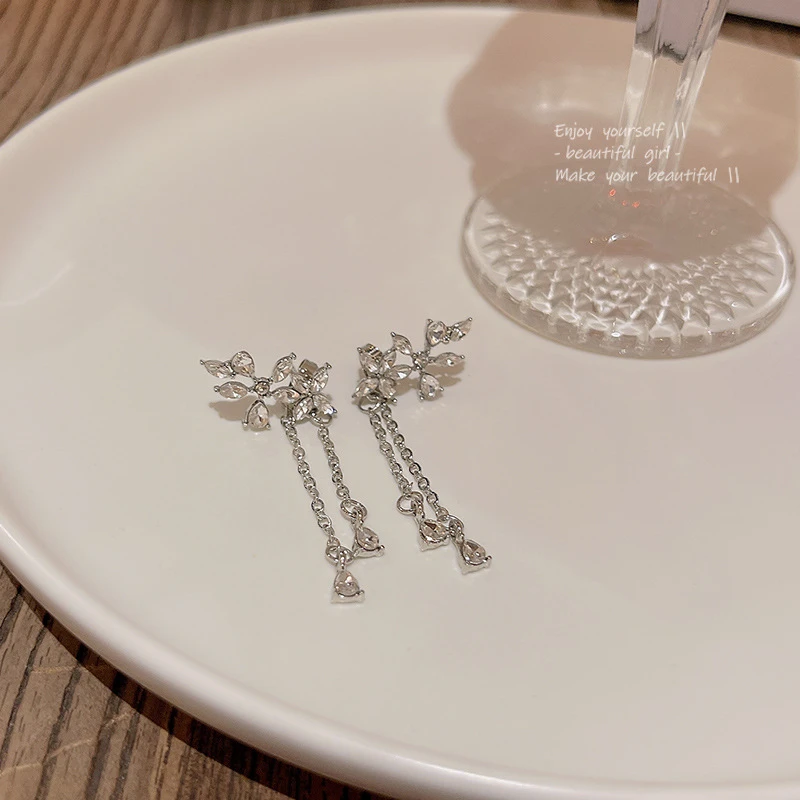 Exquisite flower shaped crystal earrings - Thumbnail 4
