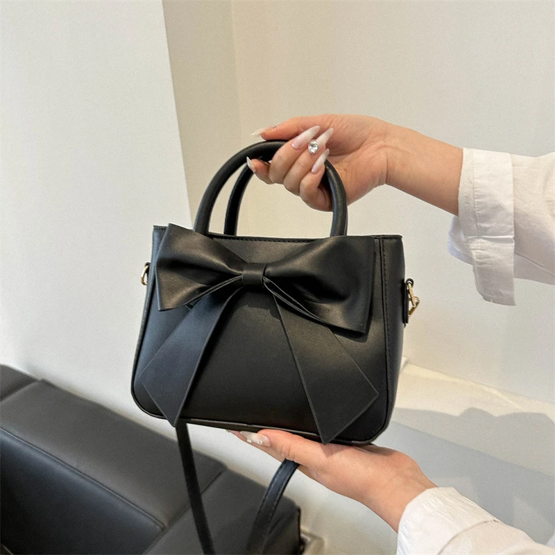 Classy black color shoulder bag - Thumbnail 3