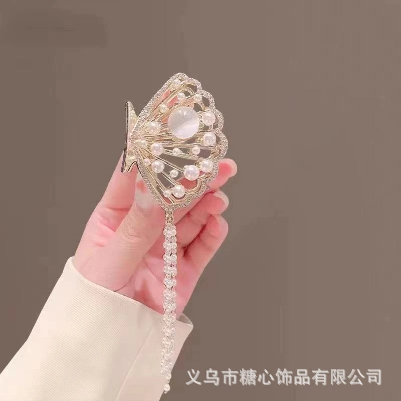 Beautiful seashell shape tassel hair clip