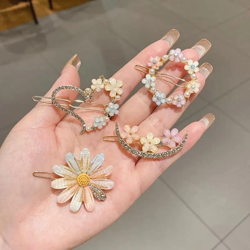 Multicoloured four pieces hair clip set