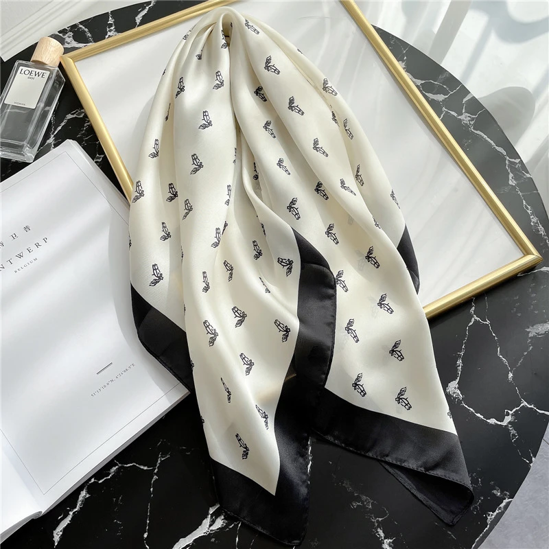 Sophisticated white square scarf / hijab - Thumbnail 3
