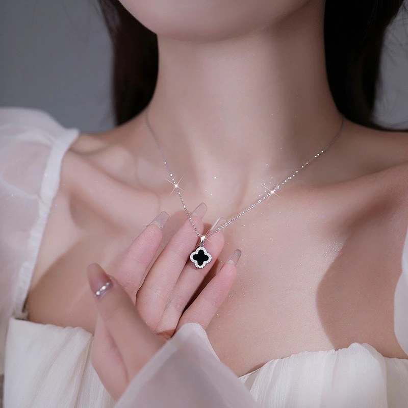 Elegant silver color neckpiece with black pendant