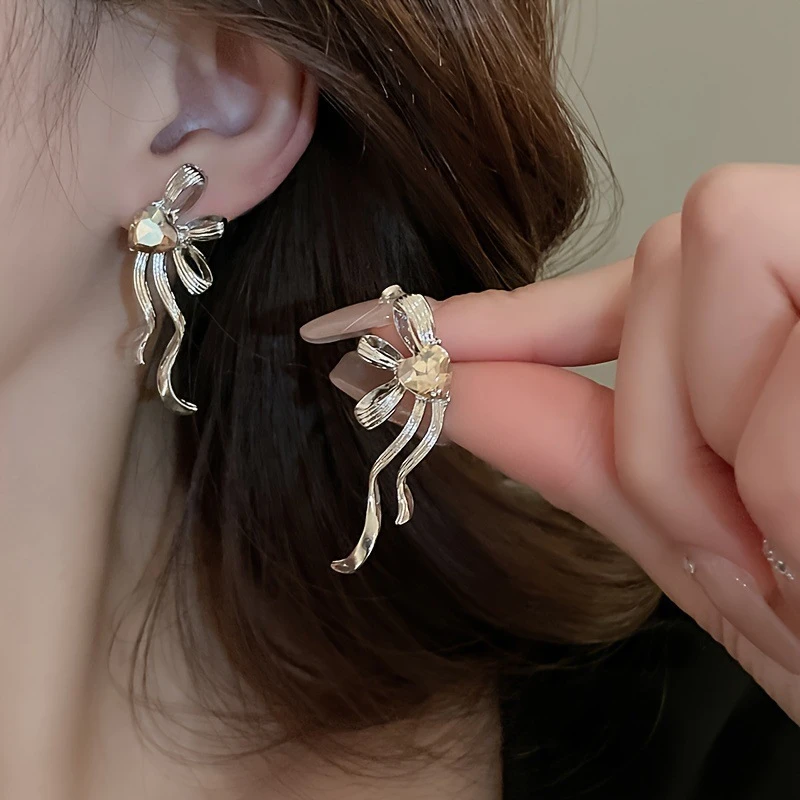 Stylish bowknot crystal earrings