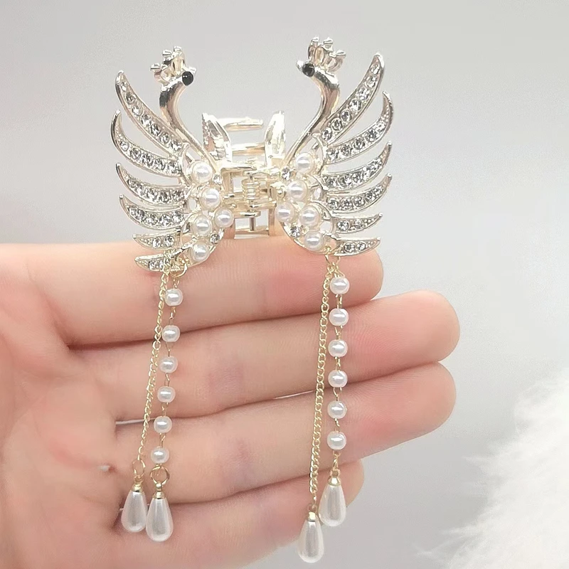 Beautiful pearl tassel grip clip