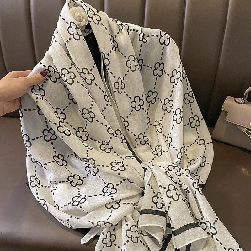 Black white mixed floral printed elegant hijab / orna