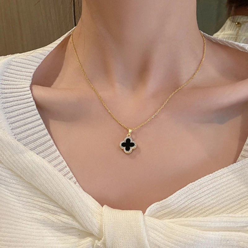 Stylish black pendant neckpiece