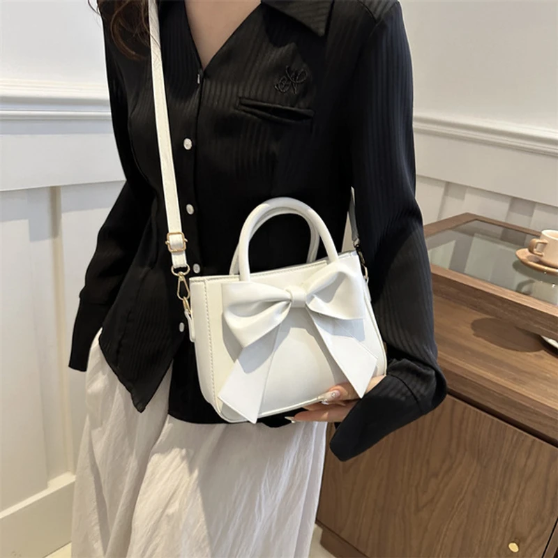Elegant white color shoulder bag