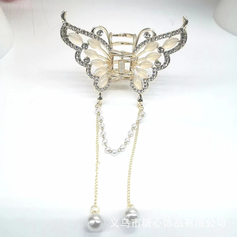 Beautiful pearl claw clip