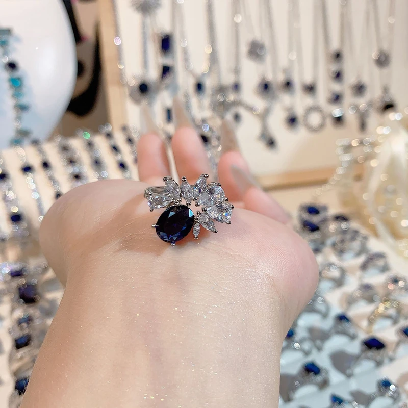 Stylish cluster design blue ring