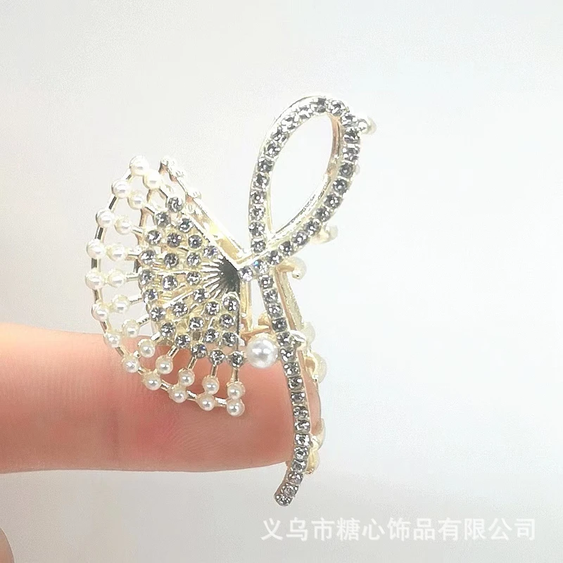 Fan shape white color crab clip