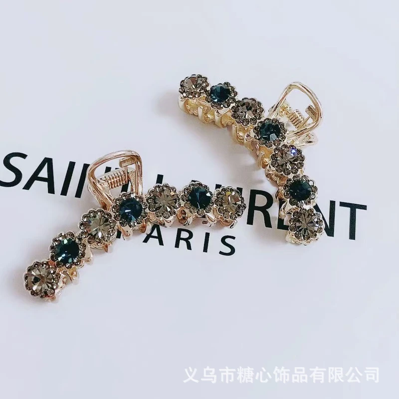 Stylish green claw clip