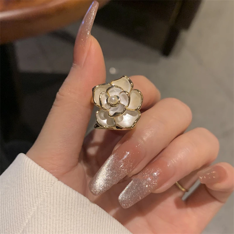 Pretty camelia flower crystal ring